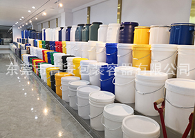 日本嫩模操b吉安容器一楼涂料桶、机油桶展区